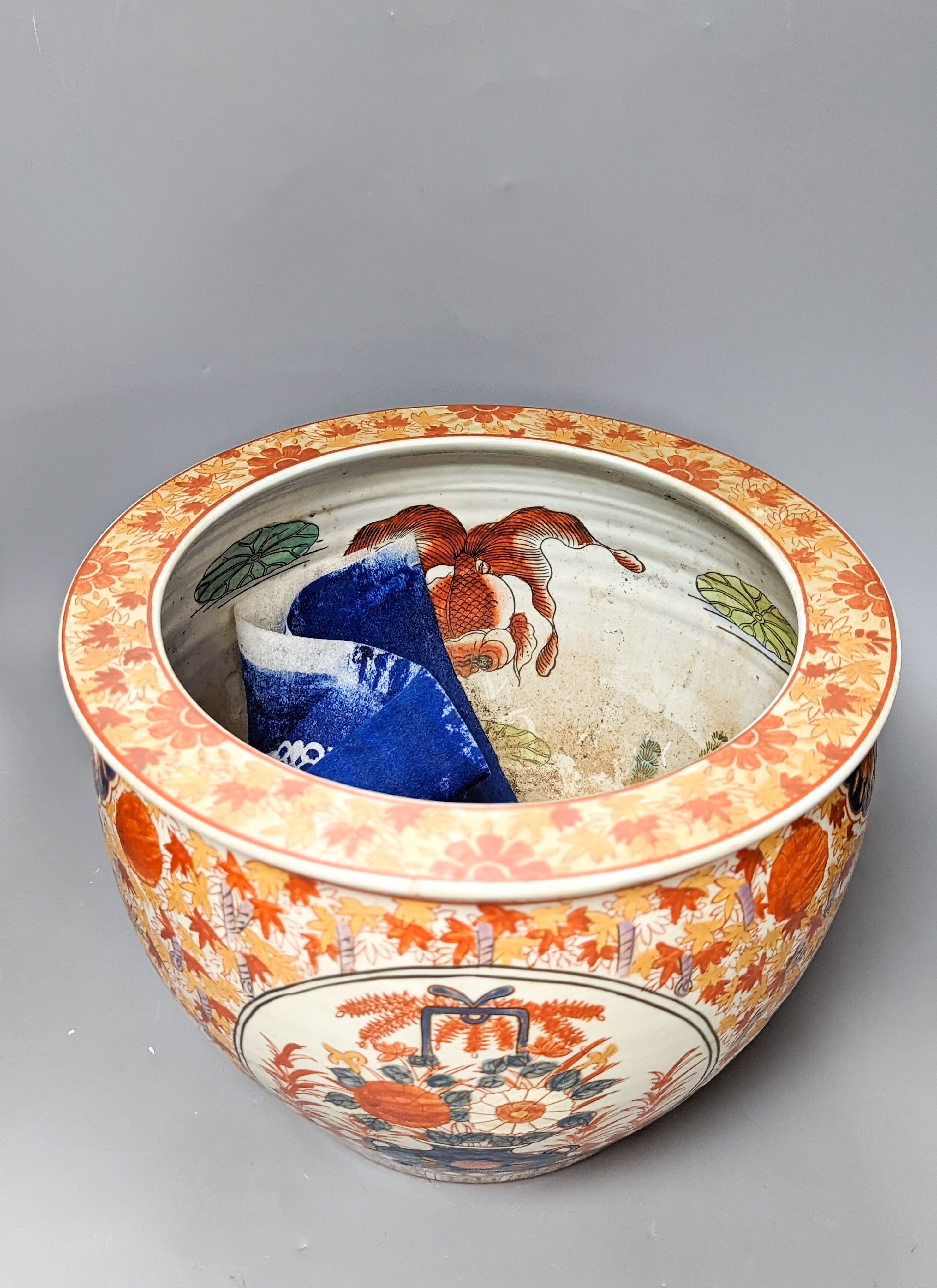 A pair of Chinese Imari pattern goldfish bowls 32cm diameter